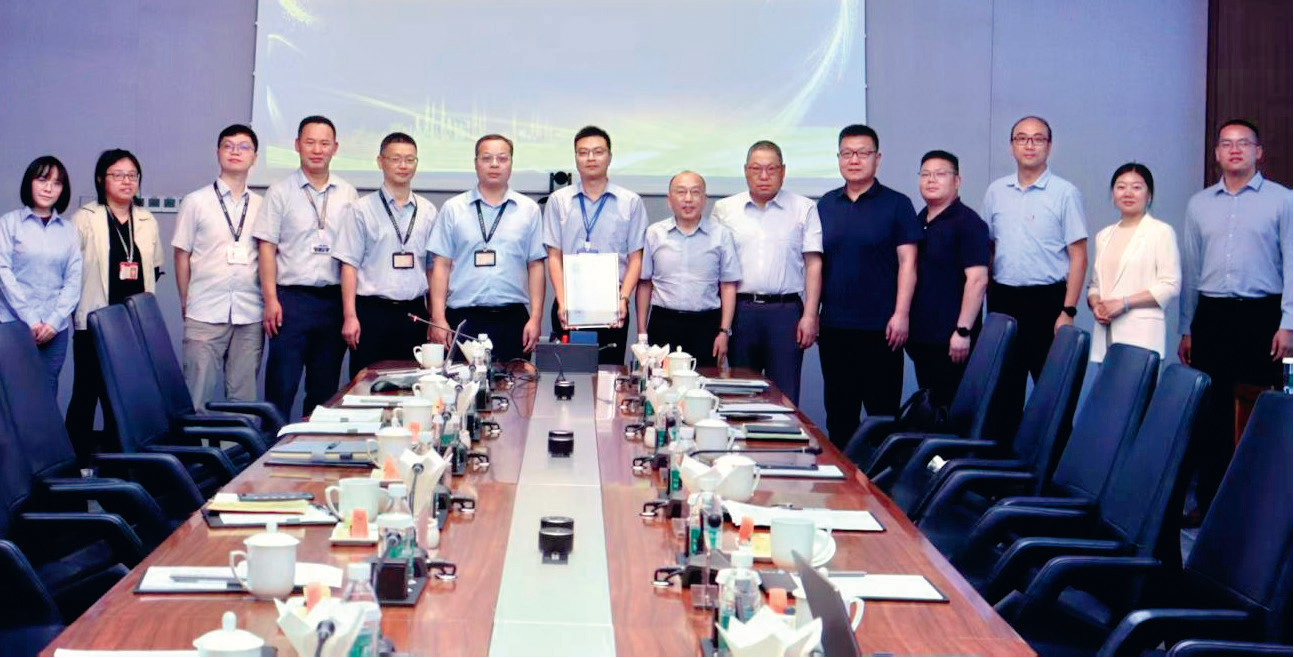 赛宝认证中心向比亚迪汽车颁发ASQMS评价证书。