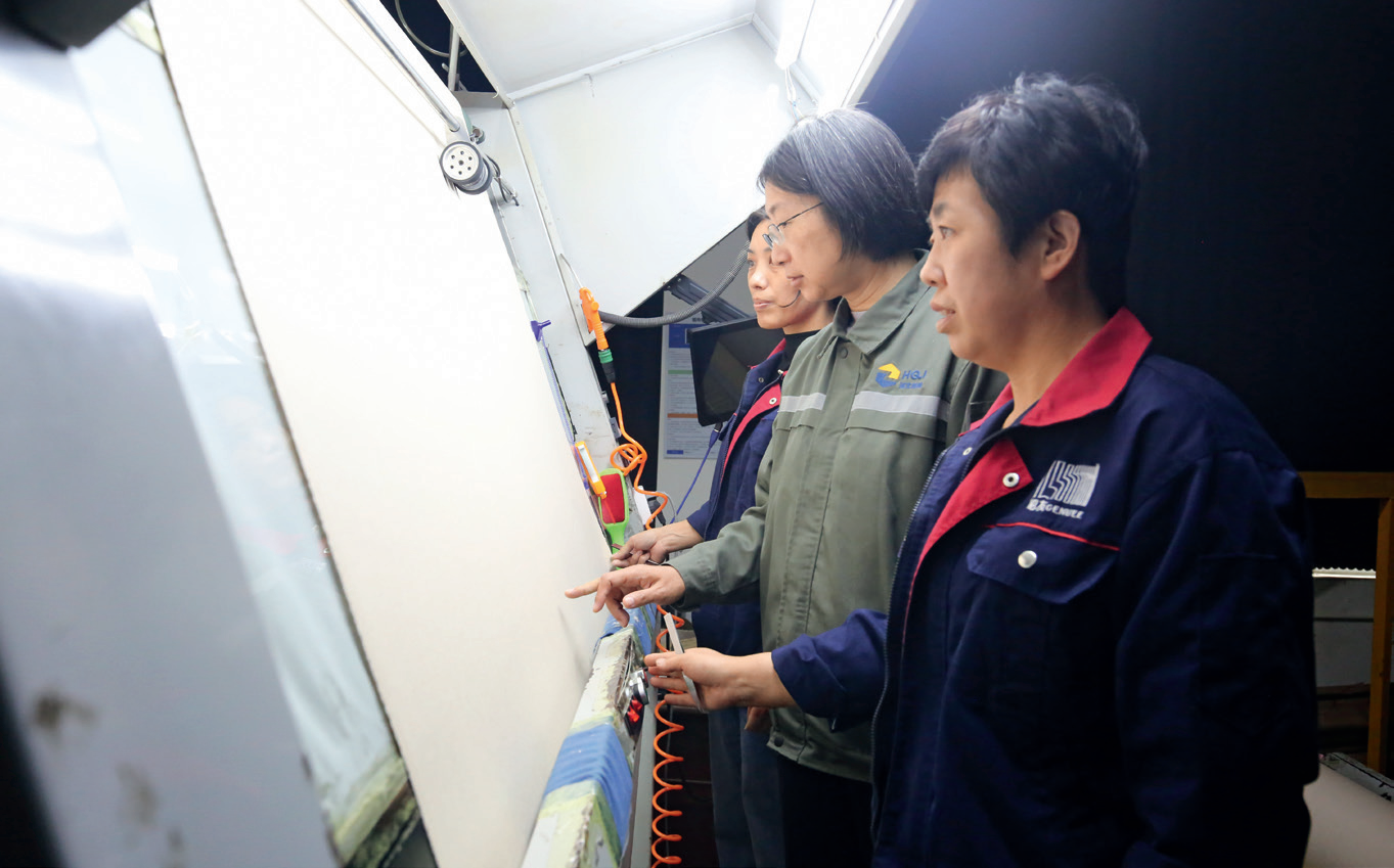 专家观察试验过程。