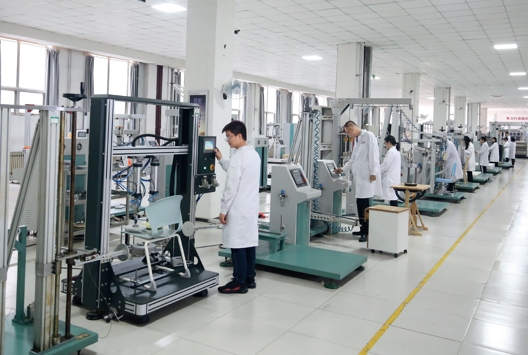 河北省质检院专家进行座椅等产品测试。