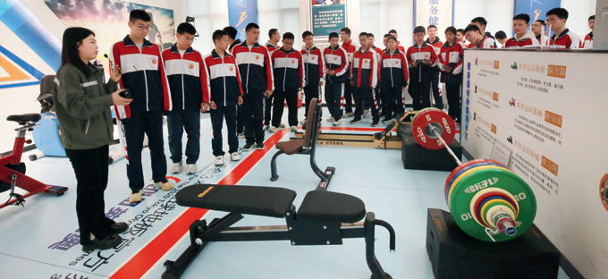 专家向中学生讲解体育运动器材使用常识。